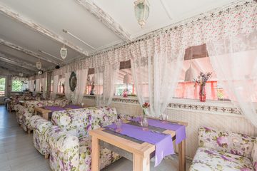 Загородный комплекс Старая Мельница. Веранда ресторана Черемша, фото 2